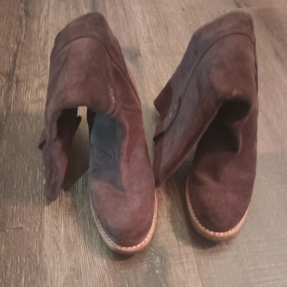 UGG High Healed Boots - Picture 6 of 10